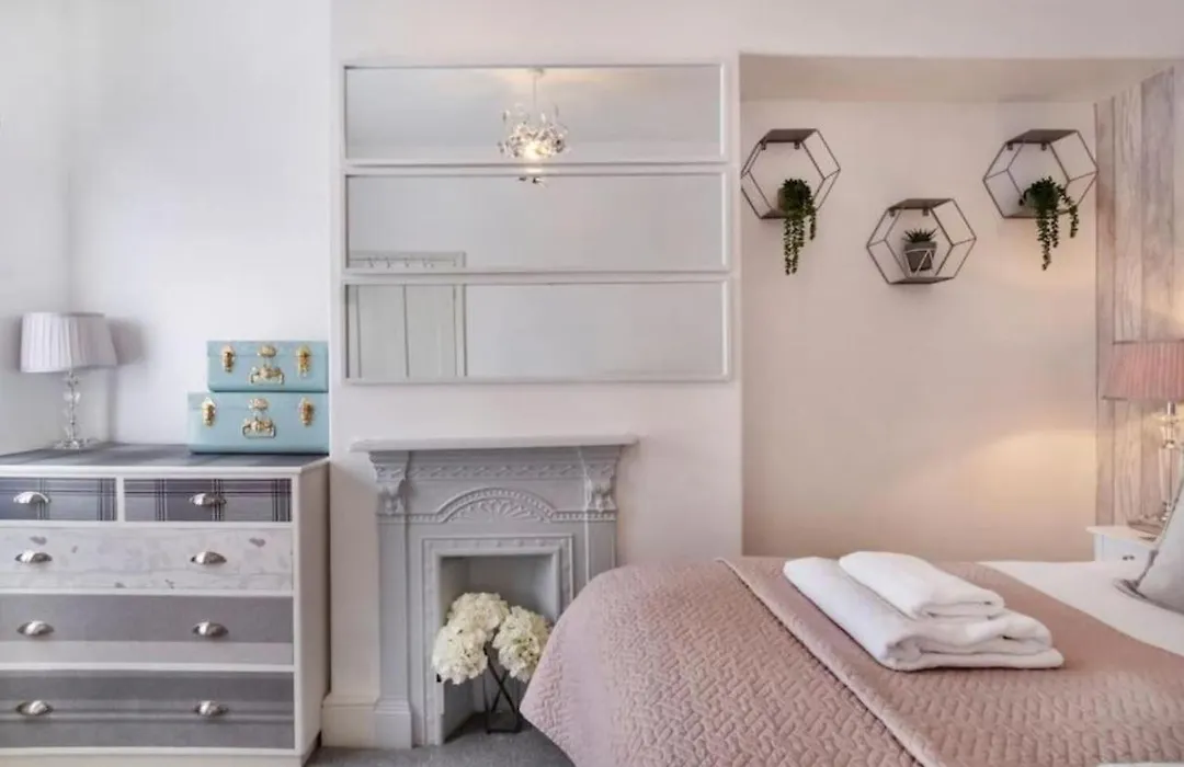 Amberley House - With Hot Tub + Free Parking-1